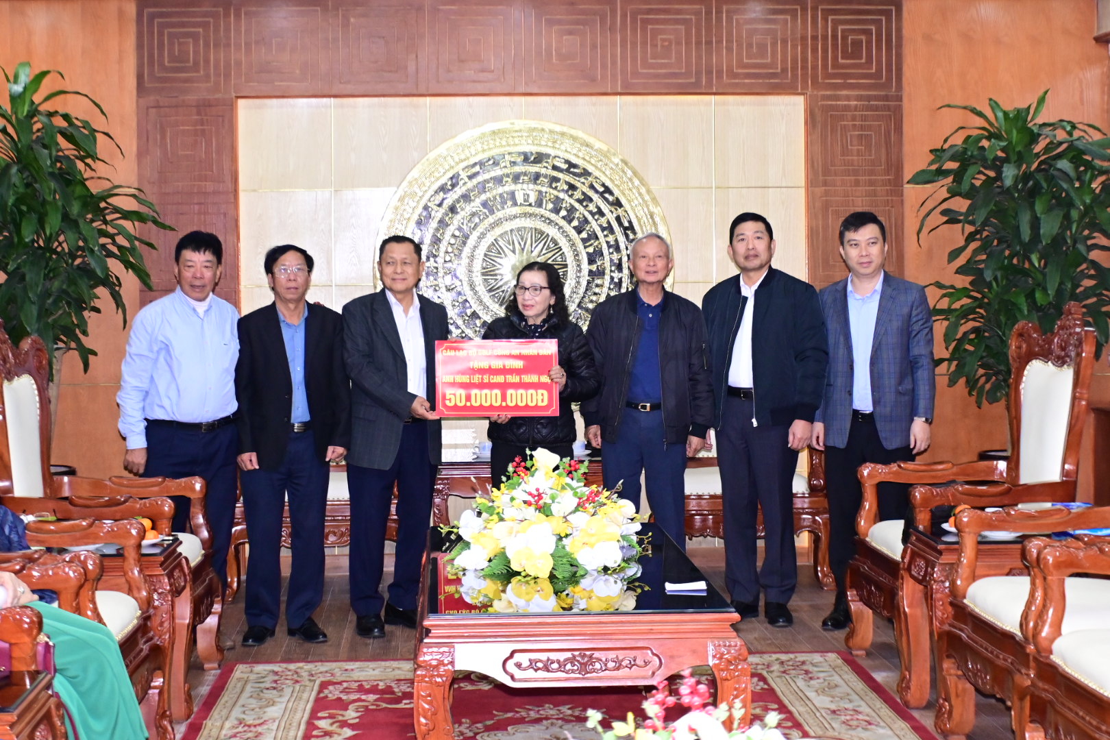 Câu lạc bộ Golf CAND tặng quà tri ân thân nhân Anh hùng liệt sỹ Trần Thành Ngọ